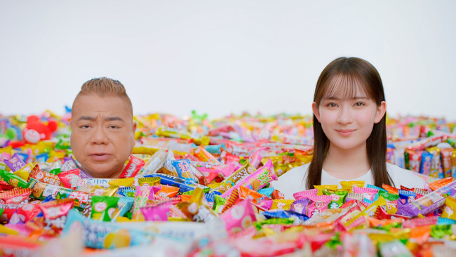 約6,000本のプチに埋もれながら！？出川哲朗さんと、女優・畑芽育さんがCM初共演！ブルボン プチシリーズ新TVCM『推しがちょいちょい見つかる』篇（15秒） 2024年3月5日（火）から全国放送開始
