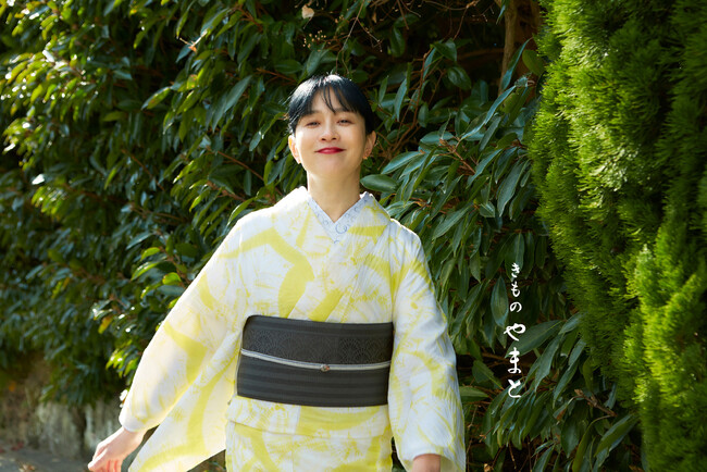 ＜きものやまと＞俳優・坂井真紀が纏う、2024春夏のビジュアルを公開