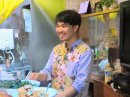 かりゆしウェアで接客する平良氏 かりゆしウェアで接客する平良氏
