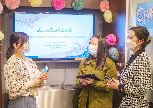 【インバウンド観光】【官学連携】神田外語学院の学生が千代田区の名所をまわる「インバウンド観光客向け街歩きツアー」に同行し外国人観光客をサポート