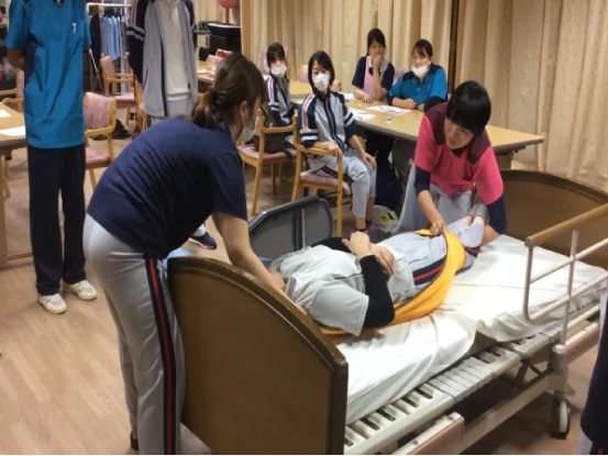 事例発表会では最優秀を受賞！ノーリフティングケアの浸透で介護職員の腰痛対策。腰痛による離職防止やケアの質向上にも繋がる。