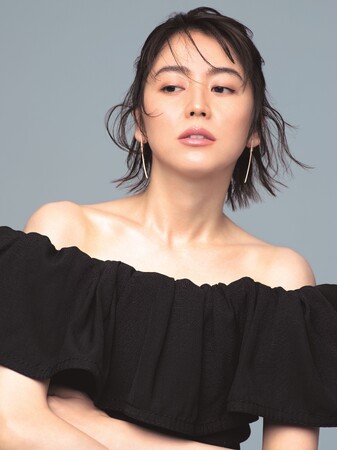 長澤まさみ、『美的GRAND』表紙でナチュラル美肌披露!黒のドレスで“美デコルテ”も