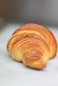 「ZARAME BAKERY」に12層にも織り込んだザクザク生地の「クロワッサン」が新登場