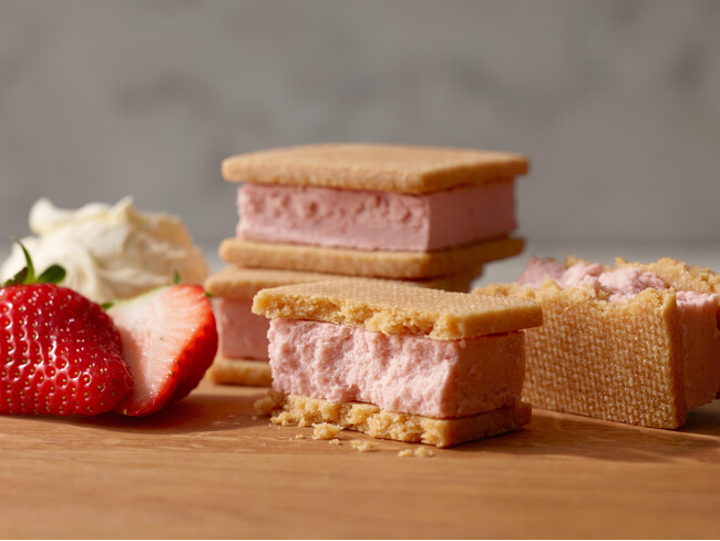 チーズスイーツ専門店 Now on Cheese♪ から東京駅で大人気のチーズケーキサンド季節限定『チーズケーキサンドいちご』本格的なチーズケーキの味わいが手軽に楽しめるチーズケーキは３月４日発売開始