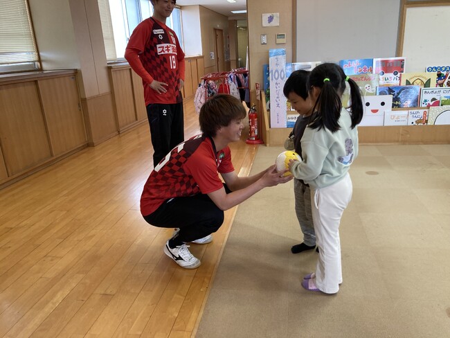 FC刈谷が刈谷市立幼児園と保育園にサッカーボールをプレゼント