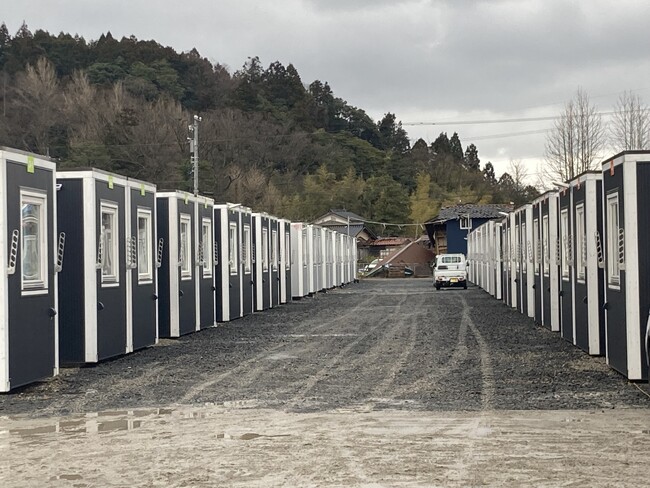 能登半島地震支援、日本ムービングハウス協会が仮設住宅６４戸を被災者へ引き渡し