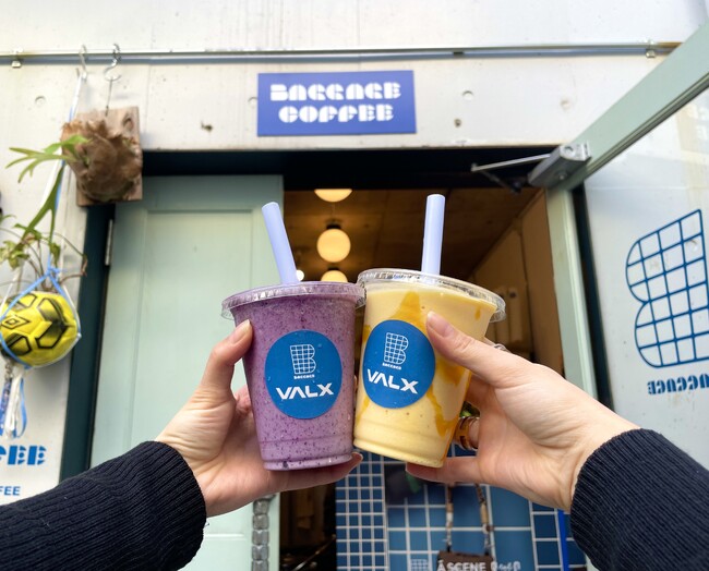 「Baggage Cafe Market」×VALX、表参道で大人気の本格コーヒーを提供するカフェとコラボしたプロテインスムージーの提供を開始