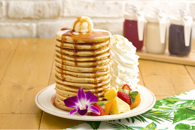 今年は14枚重ねました！Eggs ’n Thingsのアニバーサリーパンケーキ「14 Stack Pancakes!」エグスン 14th アニバーサリー3月10日（日）～3月31日（日）まで販売