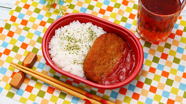 シリーズ初コラボ！累計500万食突破の「だけ弁当」　第10弾は「だけ弁当（マルシンハンバーグ）」