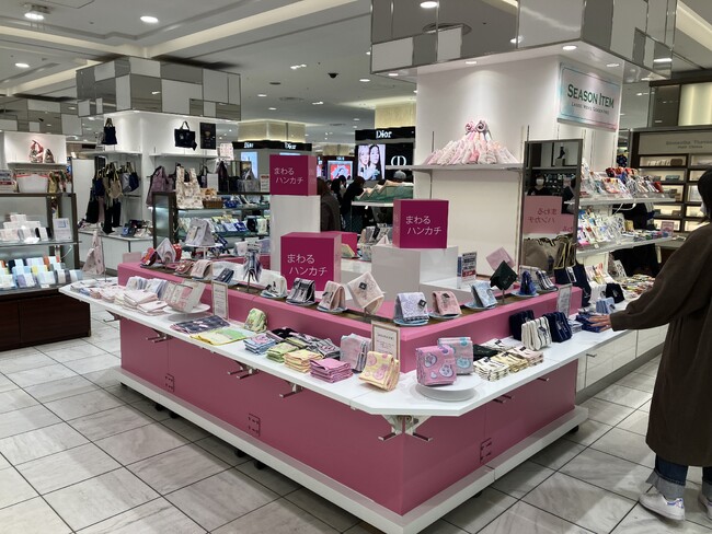 【横浜高島屋】「ハンカチがまわる！？」歓送迎のギフトにもおススメのハンカチ約800種類をご用意！