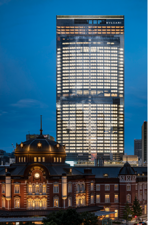 「ブルガリ ホテル 東京」がファサードにブランドのロゴサインを設置