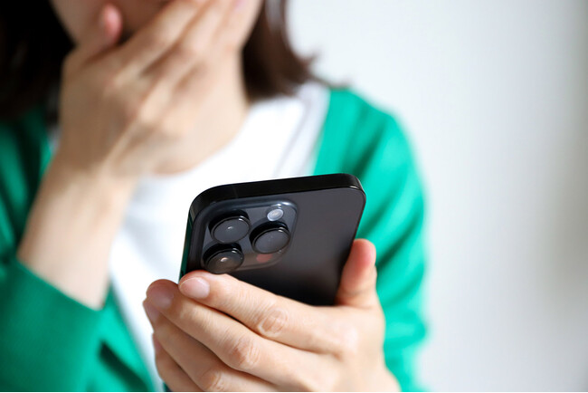 夫の携帯電話を見たことがある？奥様200人に調査！見た理由2位「浮気の疑い」、1位は？