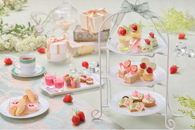 【横浜】旬のいちごとピスタチオグリーンの春色ハーモニー 「ストロベリー・アフタヌーンティー～Spring Garden～」バッグやハイヒール、蝶々モチーフとともに、華やかなティータイムを