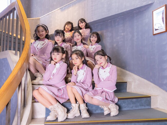 創業の地・福井のダンススクールからの要望で生まれた「歌って踊れる制服」。axes femmeのキッズ・ジュニアラインに新レーベル誕生