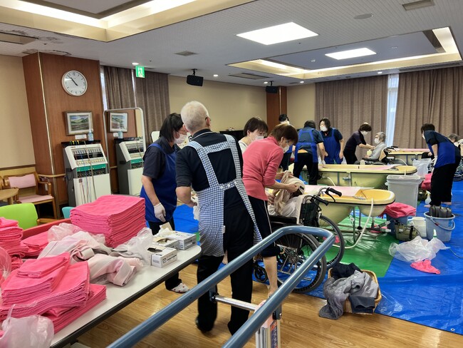 令和6年能登半島地震で被災された方々へ福祉避難所等を運営する30施設程度への個別のニーズにあわせた運営支援や、福祉施設等における訪問入浴介護支援をフェリシモ「もっとずっときっと基金」より支援しています