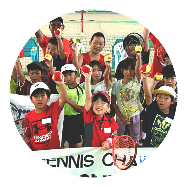 やさしいコーチといっしょに「出来た！楽しい！」から始めよう。今年も開講『春休み こども短期テニス教室』