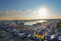 青森県八戸市の巨大朝市「館鼻岸壁朝市」2024シーズンが3月17日からスタート　10月19日・20日には26回目の「全国朝市サミット」も開催