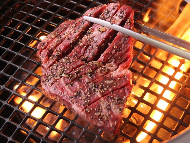 【廻転レーン焼肉いっとう】3/15(金）～春の新作！黒胡椒まみれの牛ハラミステーキ！お得な和牛中落ちカルビ、パクチーや九条ねぎと一緒に食べる焼肉他、今までとちょっと違う新しい焼肉の味わい、楽しみ方を！