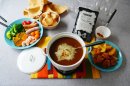 調理例:MtoMカレールー中辛を使用した「チーズカレーフォンデュ」 調理例:MtoMカレールー中辛を使用した「チーズカレーフォンデュ」