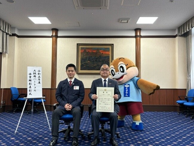 【重度身体障がい者の就労を完全テレワークで推進するスタッフサービス・クラウドワーク】大阪府主催「ハートフル企業顕彰」表彰式にて大阪府・吉村洋文府知事から表彰状を授与