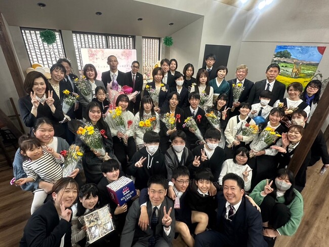 フリースクール「キリンのとびら」“居場所”で迎える卒業式　泉佐野市長や保護者、サポーターに見守られ、中学3年生9名が巣立つ