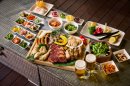 こだわりのBBQプレートとビュッフェスタイルのサイドメニューの数々をご用意。 こだわりのBBQプレートとビュッフェスタイルのサイドメニューの数々をご用意。