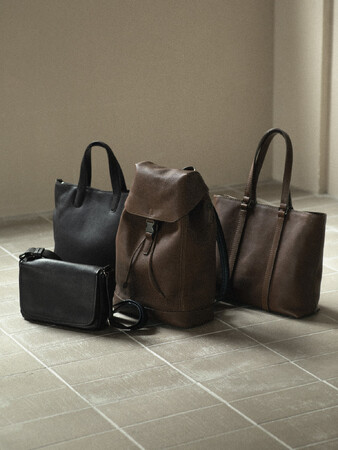 土屋鞄、オリジナル素材のオイルヌメ革を採用した新作バッグを発売