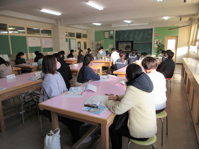 メガネのZoff「目の健康」を啓発する出張授業を、埼玉県川口市「横曽根地区地域学校保健委員会」の小中学生と保護者、教員、合計300名を対象に実施