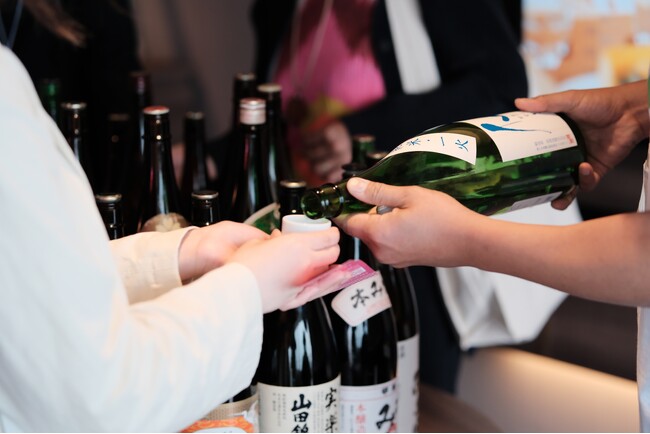 限定オリジナルラベルの日本酒やサテライト展示で「KOBE ART MARCHE」をよりひらかれたアートフェアに。開催前の情報公開や日本酒の飲めるチケット販売も！