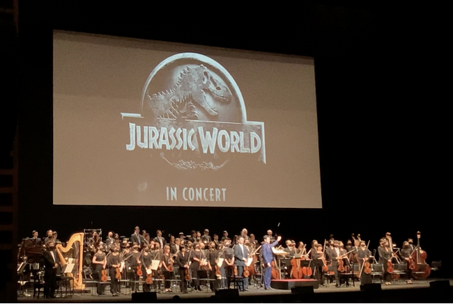 “ジュラシック・シリーズ”のシネマオーケストラ、ゴールデンウィークに東京と大阪のコンサートホールで蘇る大迫力のテーマパーク！指揮者の佐々木新平 インタビュー到着！