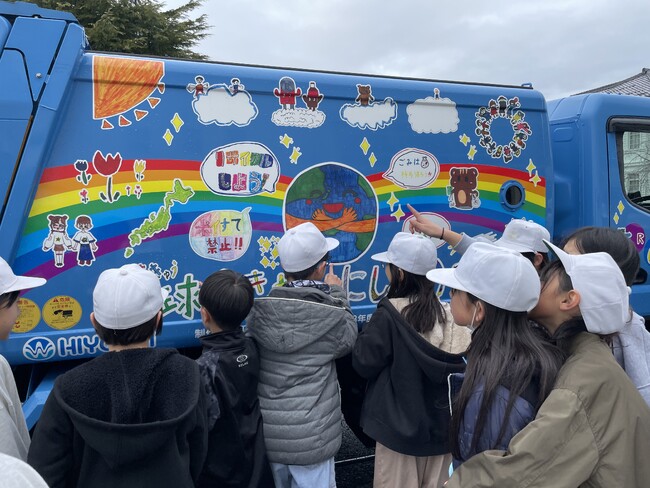 日吉、地元小学生が“環境“をテーマに描いた絵をパッカー車にペイント