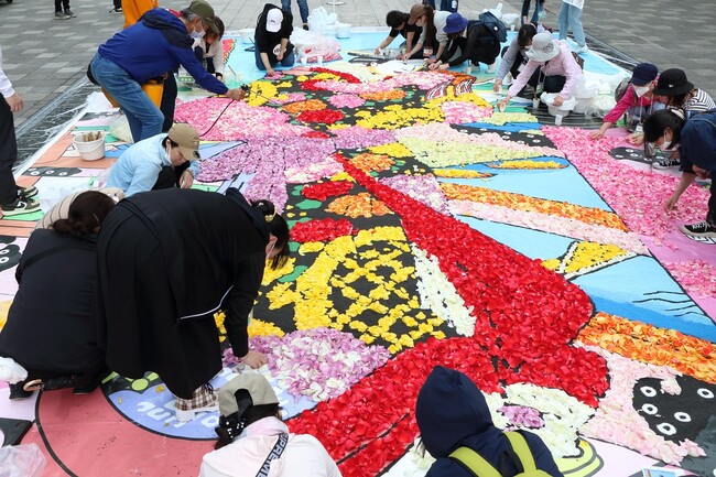 ヤン坊マー坊新デザインの花絵が登場！YANMAR TOKYO内でインフィオラータイベントを開催