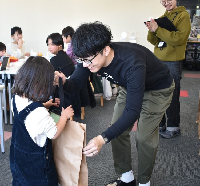 地域で育つ子どもにファッションの楽しさを名古屋市の児童養護施設の子どもたちにタキヒヨー製フォーマル服をプレゼント