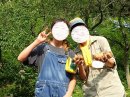 収穫したジャガイモを手ににっこり 収穫したジャガイモを手ににっこり
