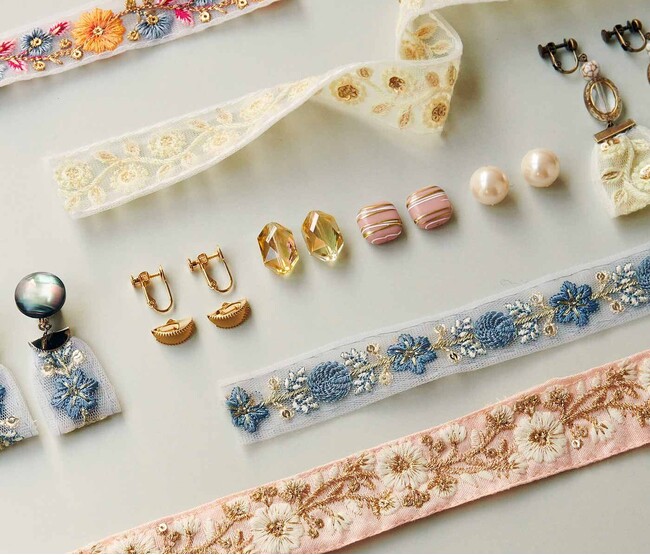 【手づくりキットのクチュリエ】人気の素材インド刺しゅうリボンで作るイヤリングキットを新発売