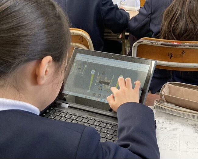 小学校の図画工作授業でDNPの鑑賞システム「みどころキューブ」を活用