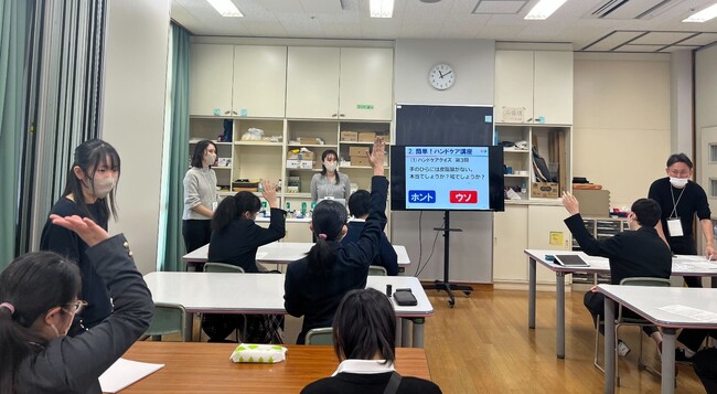 「触れる」は、「見る」を超えるコミュニケーション、エーザイの「ザーネ」が卒業を控えた東京都立文京盲学校の生徒さんに昨年好評だった参加型のハンドケア教室を今年も実施