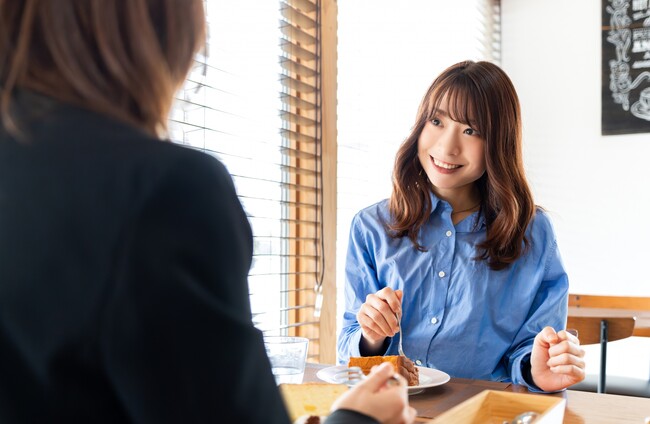 大人になった”現在も定期的に交流する友達”は2位が「2人」。出会った場所や交流の頻度は？大人の女性200人に聞いてみました