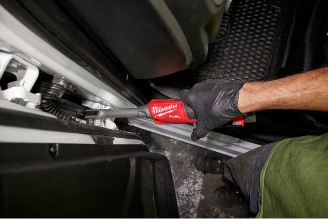 専用ソケットによるヘッド薄型化で抜群の取り回し「M12 FUEL(TM) INSIDER パススルーラチェット」