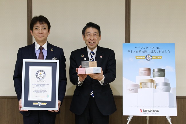 新日本製薬(株)が福岡県の服部誠太郎知事を表敬訪問しました ～福岡発のスキンケアブランド『パーフェクトワン』のギネス世界記録(TM)認定(※)をご報告～