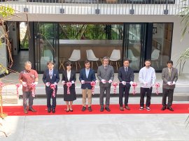 学生寮完成発表会でのテープカット 学生寮完成発表会でのテープカット