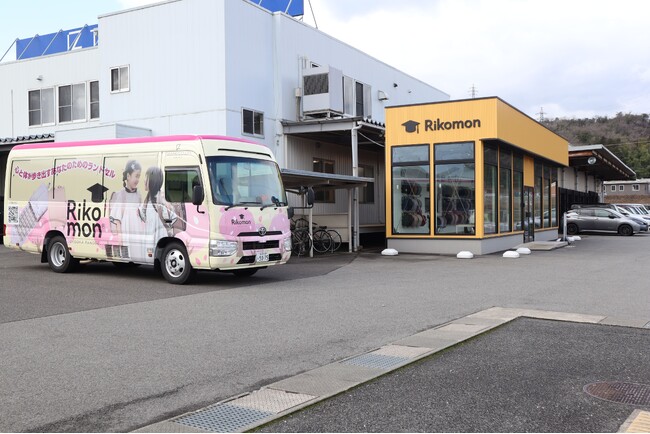 新世代のランドセル「リュッセル(R)︎」と共に街を走る、Rikomonランドセルのオリジナルバス「Rikomon号」が登場！