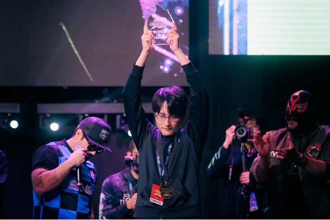 「SNK World Championship 2023」決勝大会にて、激戦を制して、Laggia選手が見事優勝！『KOF XV』の世界チャンピオンが決定！