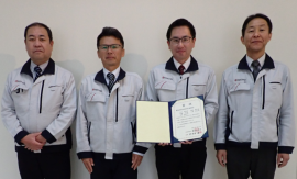 2024年電気化学会技術賞（棚橋賞）の賞状を持つ受賞者