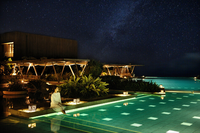 【星のや沖縄】夏の夜を涼やかに過ごす「宵涼みナイトプール」開催｜期間：2024年5月15日～8月31日