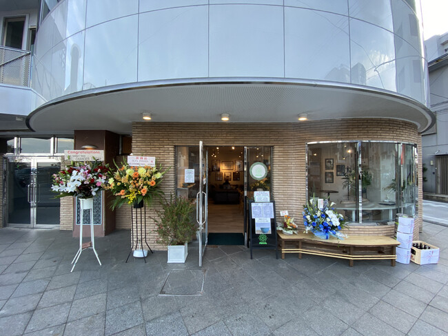静岡県・熱海に新たなカフェバースペースPHOOLがオープン、静岡の工芸やポーカーゲームも楽しめる独自の空間を目指す