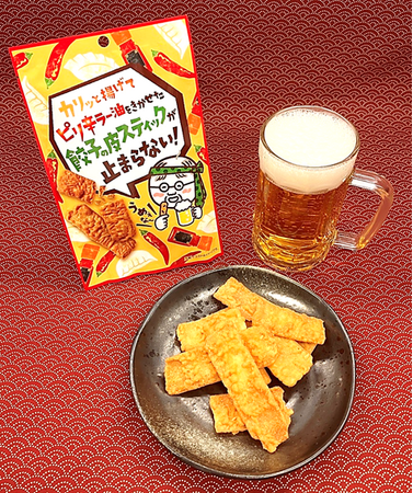 お酒の定番おつまみ「餃子」の皮をカリっと揚げました！ピリ辛ラー油の濃い味付けとカリっと食感がたまらない「餃子の皮スティックが止まらない！」を2024年3月19日(火)に新発売いたします。