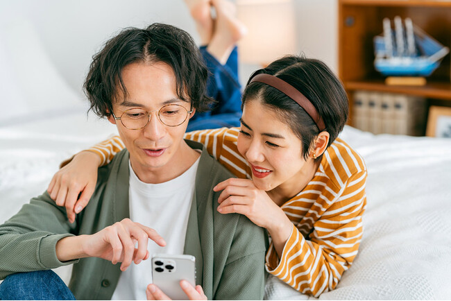 【結婚相手と出会ったきっかけは何？】2位「友人・知人の紹介」1位は？約80％が出会って”1年以内”に付き合っている