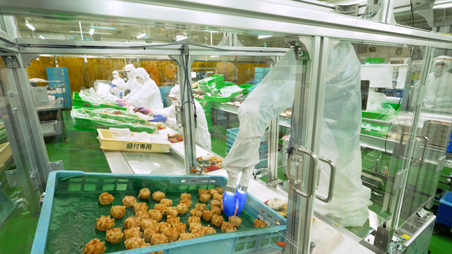 食品工場のお弁当盛付工程へ、触覚センサ付ロボットを複数台導入