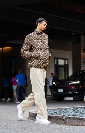 【ルイ・ヴィトン】ビクター・ウェンバンヤマ、オースティンでのデンバー戦を前にルイ・ヴィトンを着用